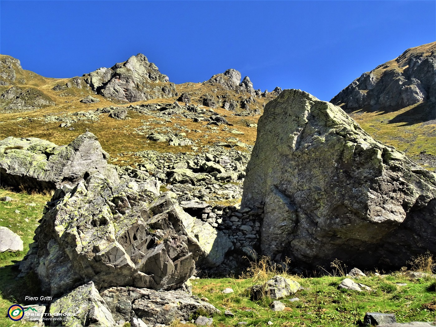 27 Ai possenti roccioni della Baita Alta (1997 m )con vista verso la cima del Valletto.JPG